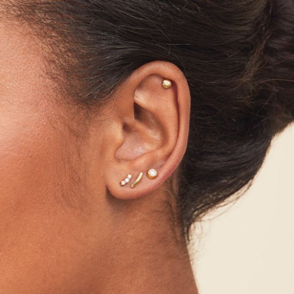 MEJURI - Piercing Studio - Solo Diamond Flat Back Stud - 14K Yellow Gold - Picture 3 of 7